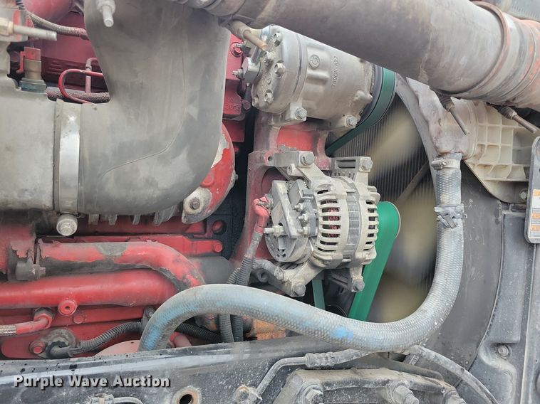 image for item LO9908 2015 Peterbilt 579 semi truck