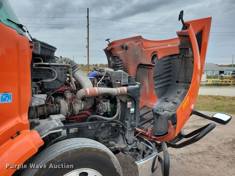 image for item LO9908 2015 Peterbilt 579 semi truck