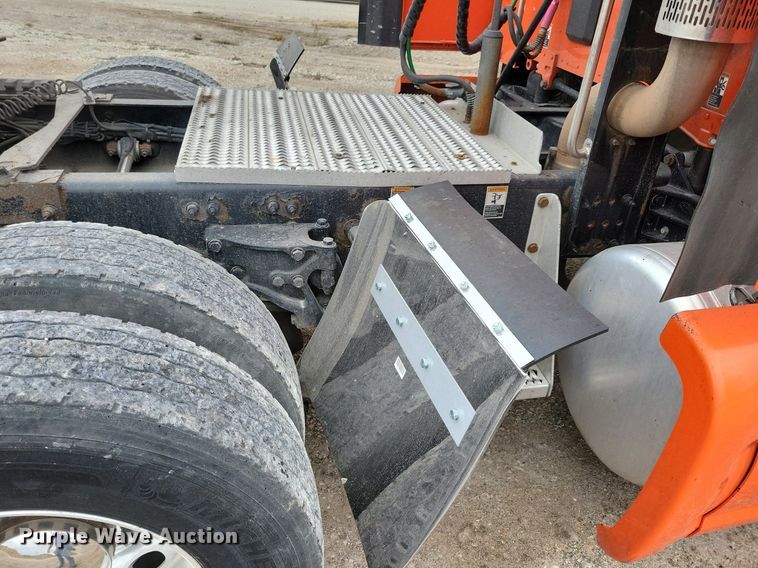 image for item LO9908 2015 Peterbilt 579 semi truck