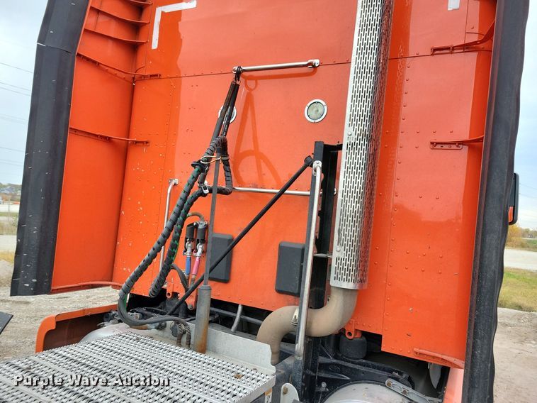 image for item LO9908 2015 Peterbilt 579 semi truck