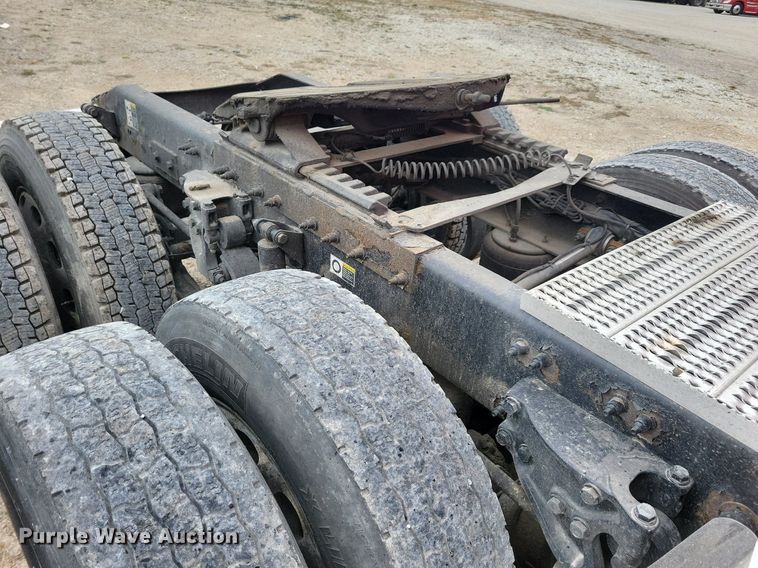 image for item LO9908 2015 Peterbilt 579 semi truck