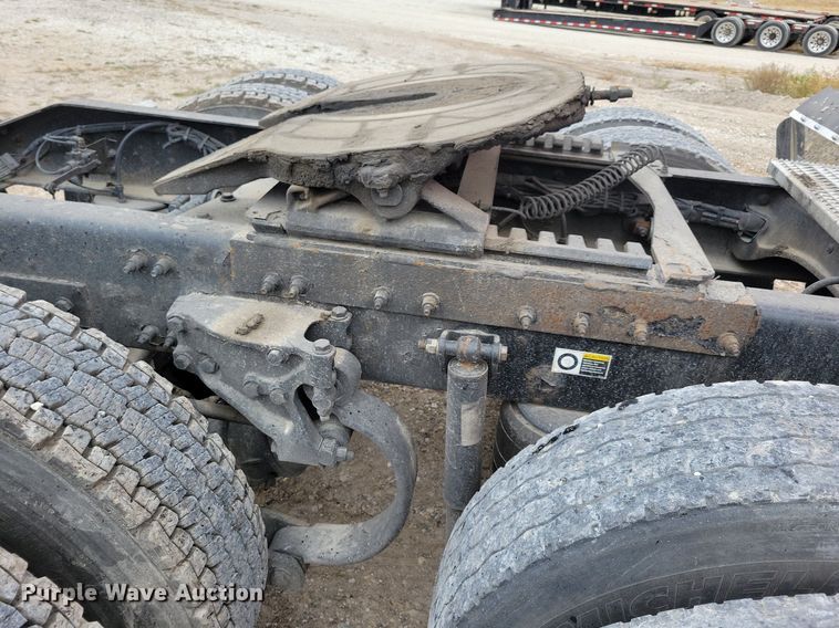 image for item LO9908 2015 Peterbilt 579 semi truck