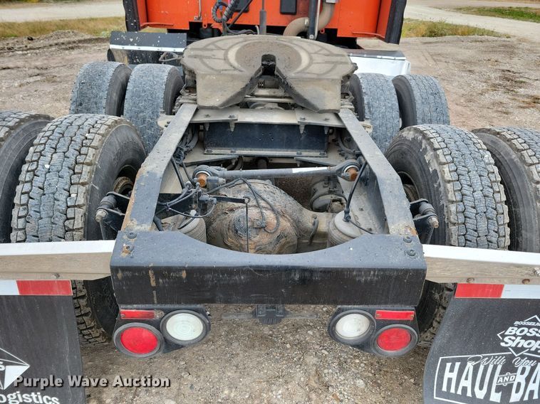 image for item LO9908 2015 Peterbilt 579 semi truck