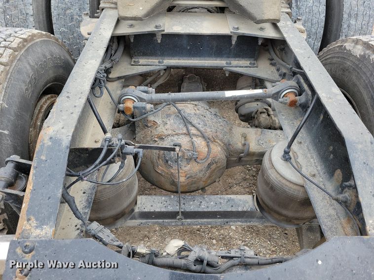 image for item LO9908 2015 Peterbilt 579 semi truck