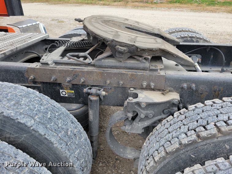 image for item LO9908 2015 Peterbilt 579 semi truck