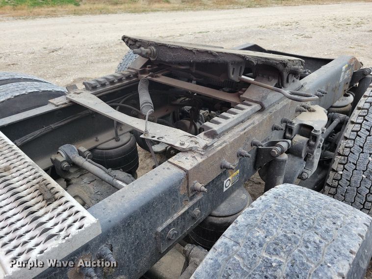 image for item LO9908 2015 Peterbilt 579 semi truck