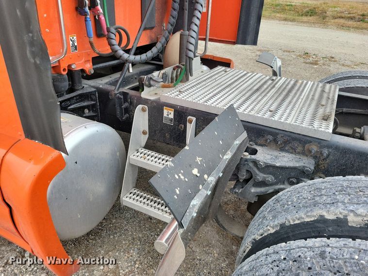 image for item LO9908 2015 Peterbilt 579 semi truck