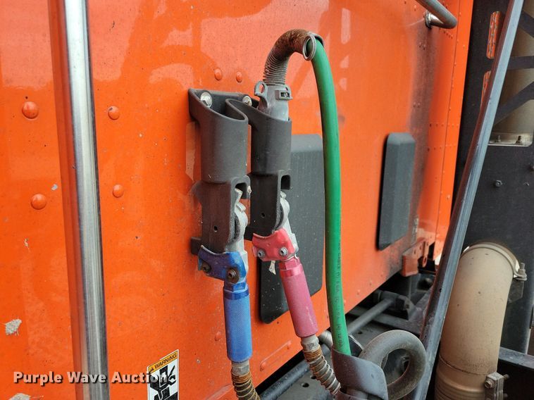 image for item LO9908 2015 Peterbilt 579 semi truck