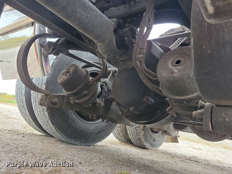 image for item LO9908 2015 Peterbilt 579 semi truck