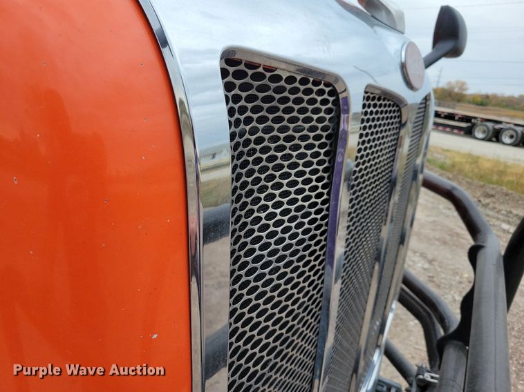 image for item LO9908 2015 Peterbilt 579 semi truck