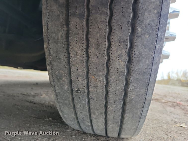 image for item LO9908 2015 Peterbilt 579 semi truck