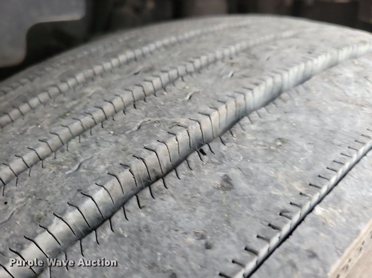 image for item LO9908 2015 Peterbilt 579 semi truck