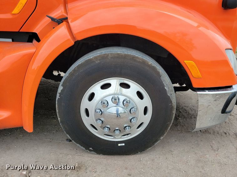 image for item LO9908 2015 Peterbilt 579 semi truck