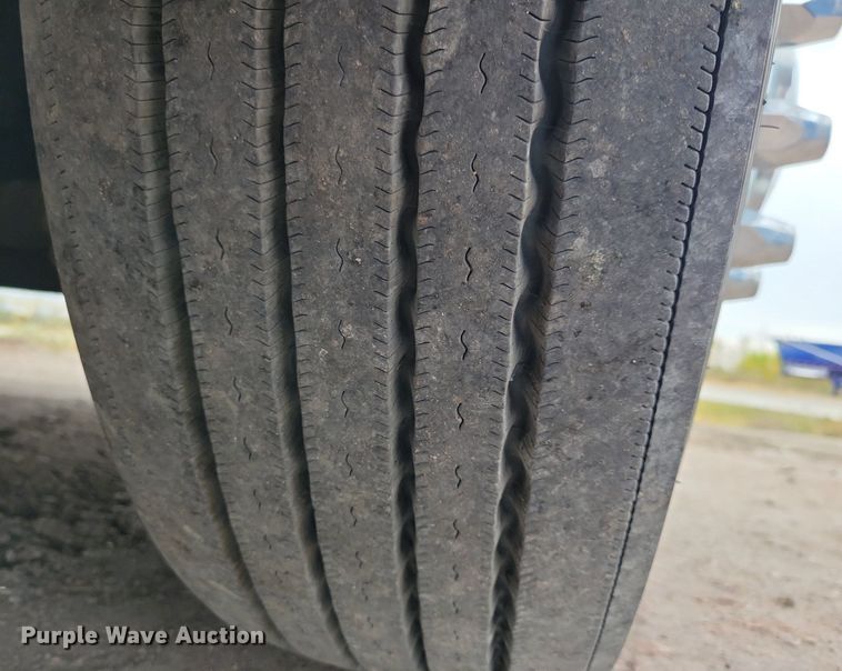 image for item LO9908 2015 Peterbilt 579 semi truck