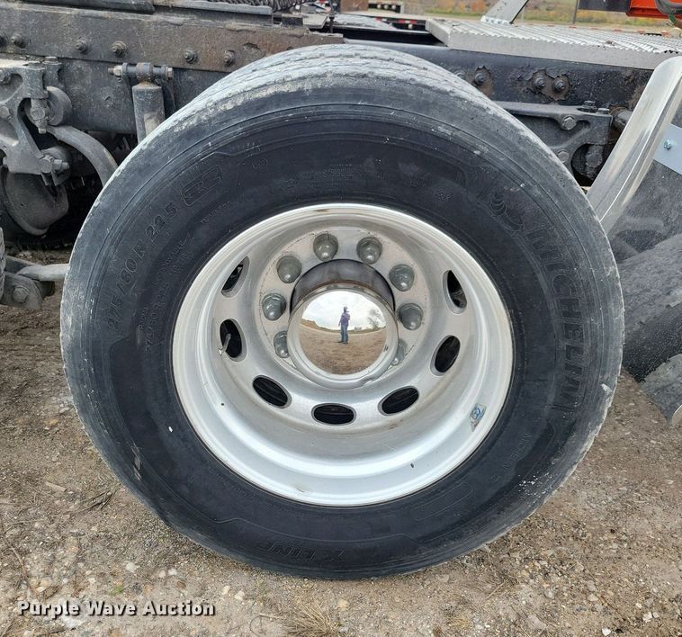 image for item LO9908 2015 Peterbilt 579 semi truck