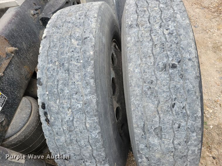 image for item LO9908 2015 Peterbilt 579 semi truck