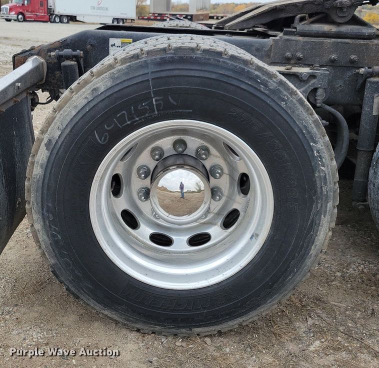 image for item LO9908 2015 Peterbilt 579 semi truck