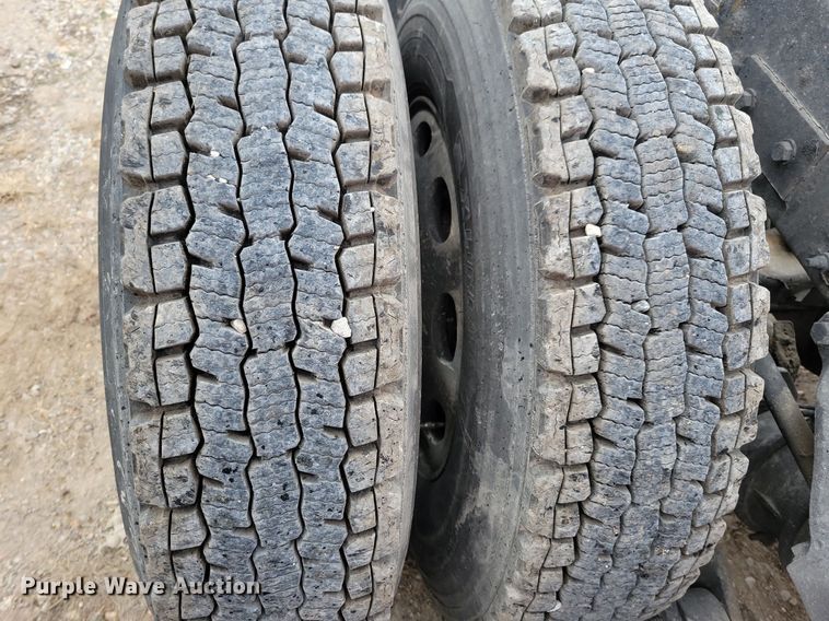 image for item LO9908 2015 Peterbilt 579 semi truck