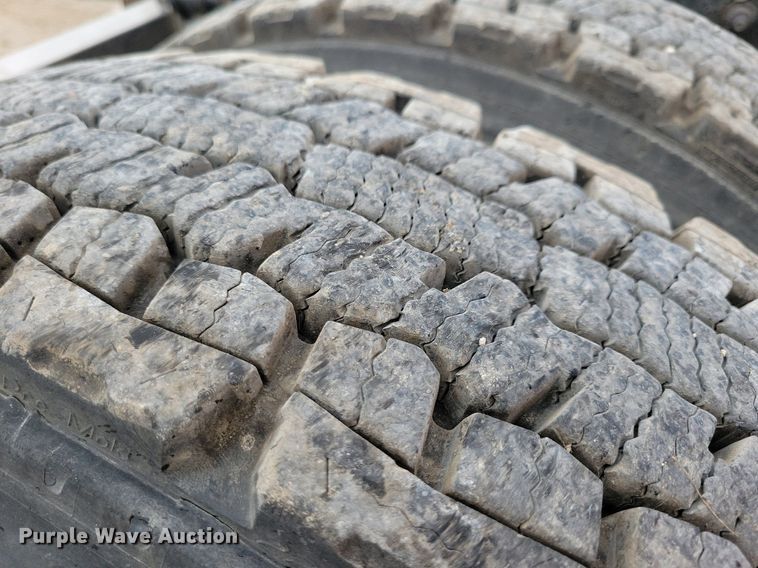 image for item LO9908 2015 Peterbilt 579 semi truck