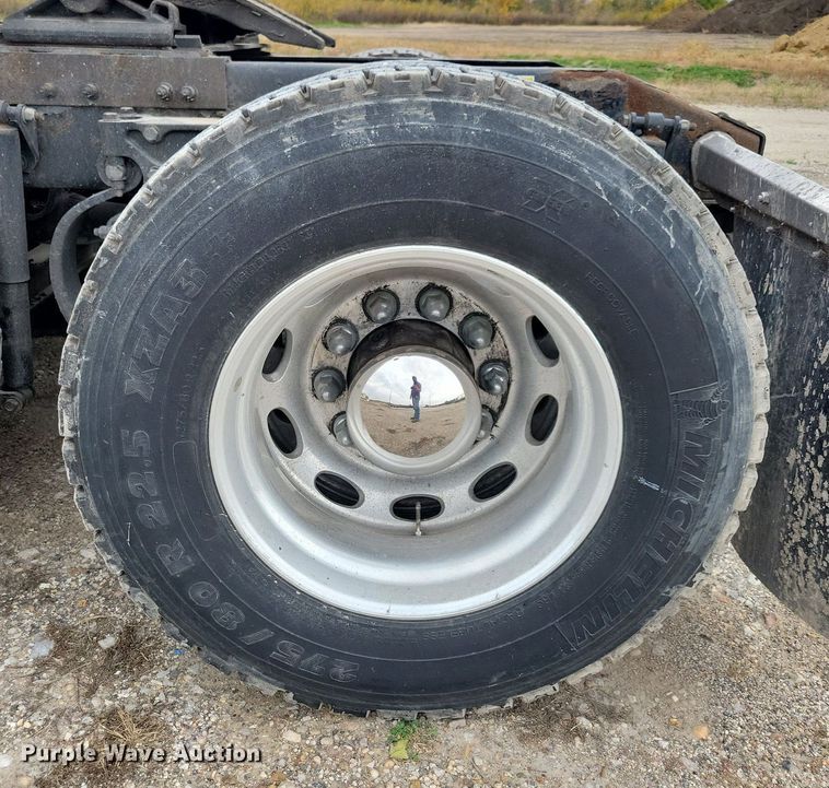 image for item LO9908 2015 Peterbilt 579 semi truck