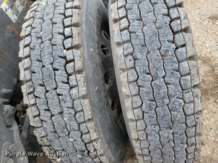 image for item LO9908 2015 Peterbilt 579 semi truck