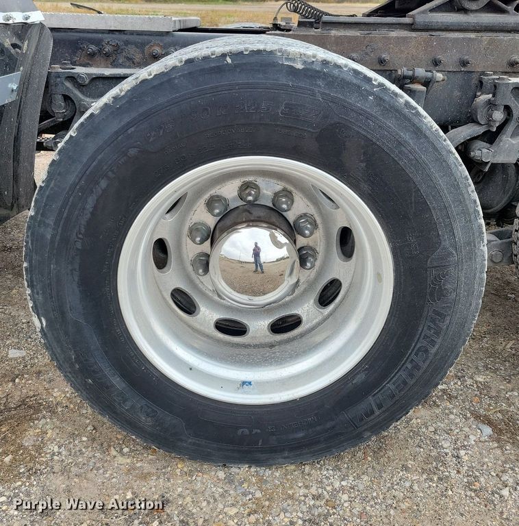 image for item LO9908 2015 Peterbilt 579 semi truck