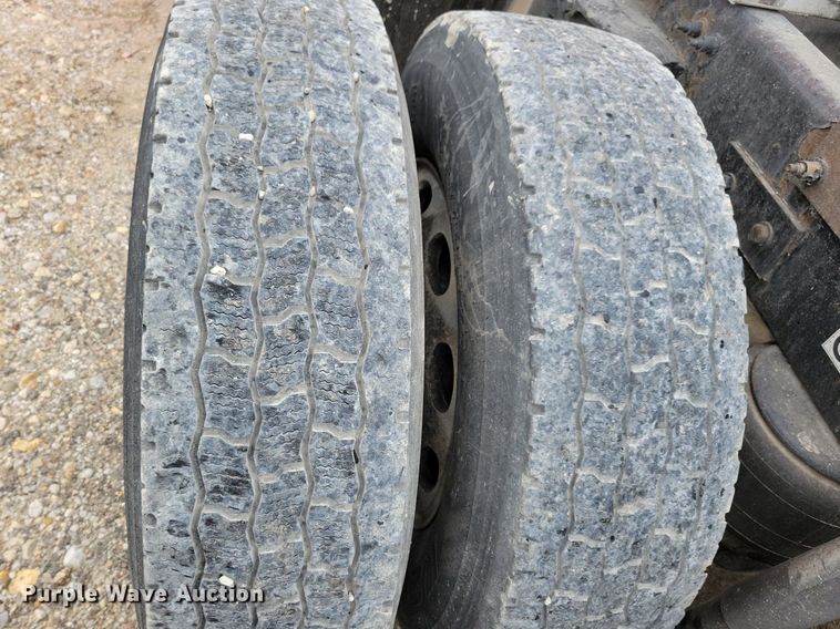 image for item LO9908 2015 Peterbilt 579 semi truck