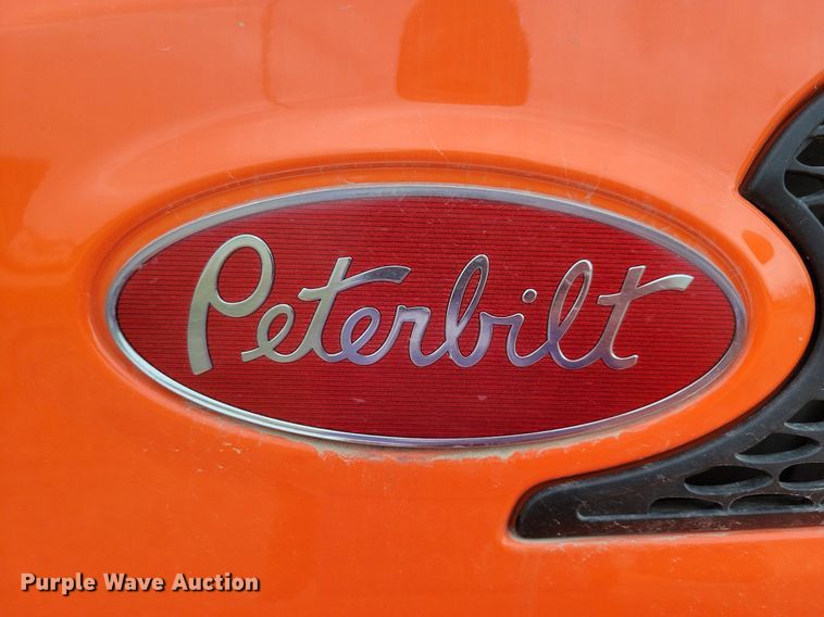 image for item LO9908 2015 Peterbilt 579 semi truck