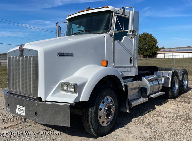 image for item LV9204 2013 Kenworth T800  semi truck