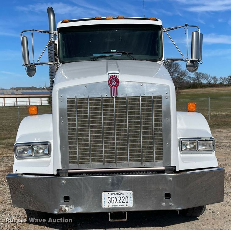 image for item LV9204 2013 Kenworth T800  semi truck