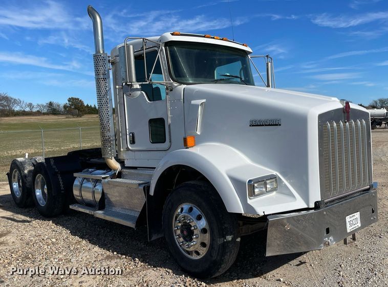 image for item LV9204 2013 Kenworth T800  semi truck