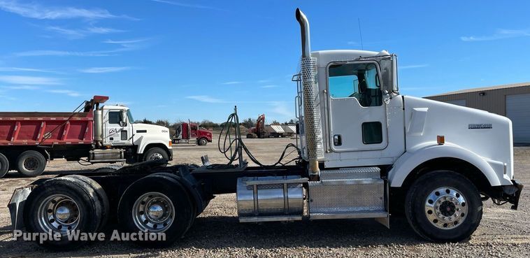 image for item LV9204 2013 Kenworth T800  semi truck