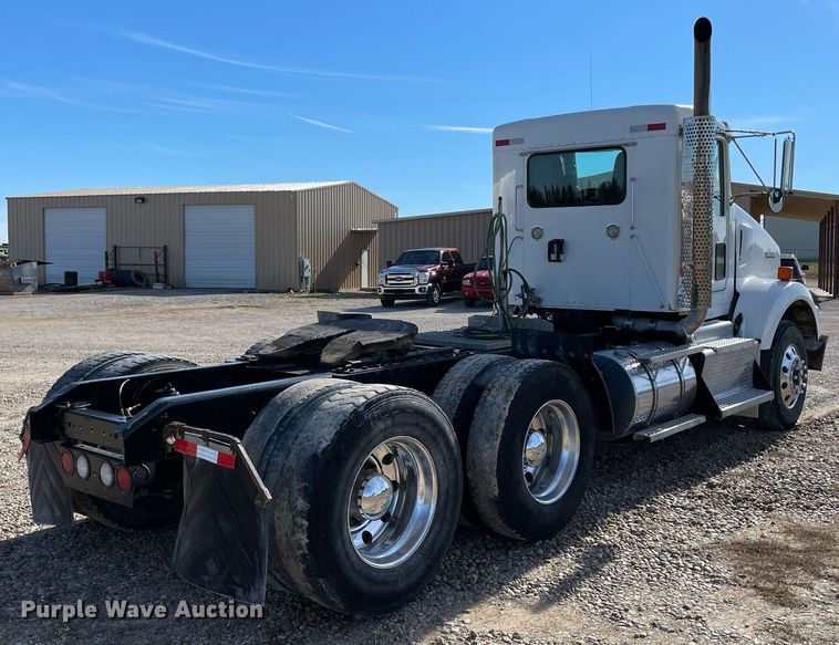 image for item LV9204 2013 Kenworth T800  semi truck