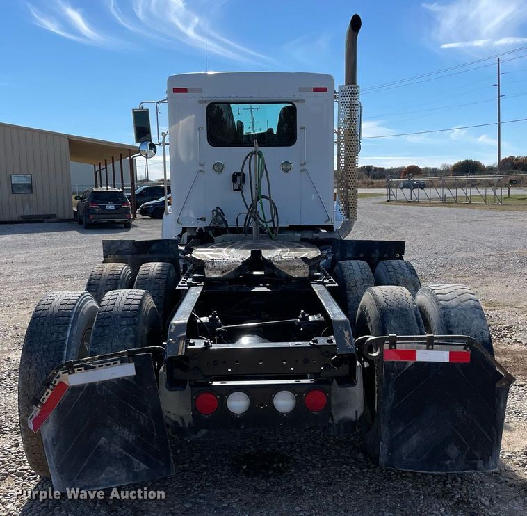 image for item LV9204 2013 Kenworth T800  semi truck