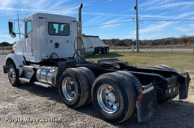 image for item LV9204 2013 Kenworth T800  semi truck