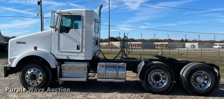 image for item LV9204 2013 Kenworth T800  semi truck
