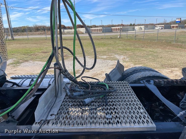 image for item LV9204 2013 Kenworth T800  semi truck