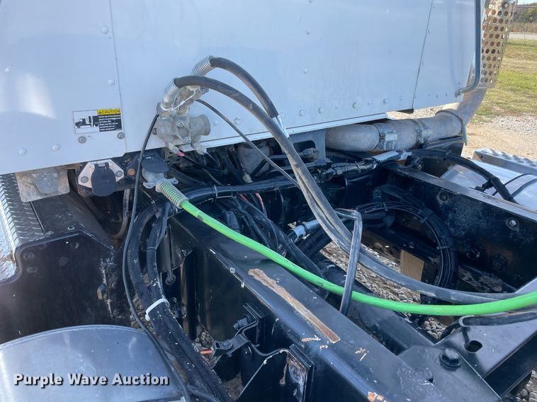 image for item LV9204 2013 Kenworth T800  semi truck