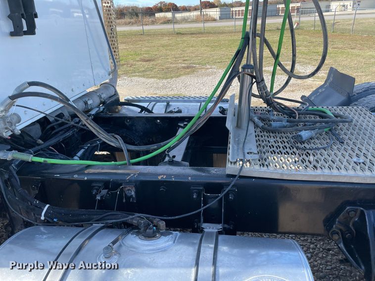 image for item LV9204 2013 Kenworth T800  semi truck