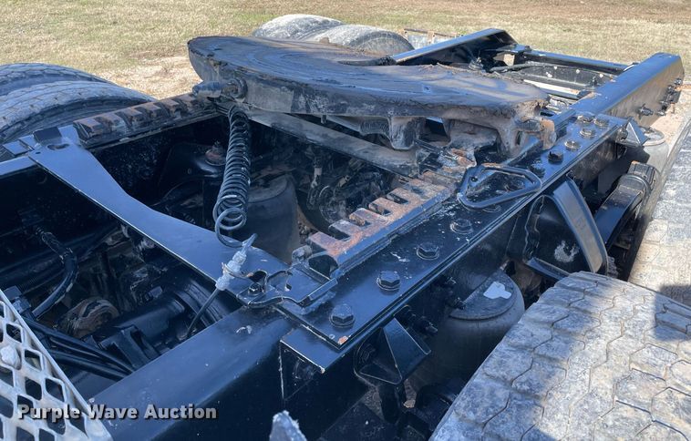 image for item LV9204 2013 Kenworth T800  semi truck