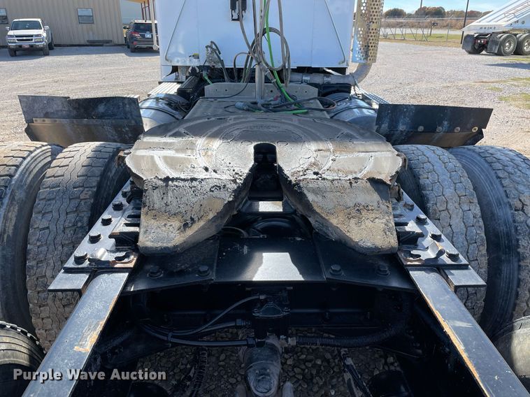 image for item LV9204 2013 Kenworth T800  semi truck