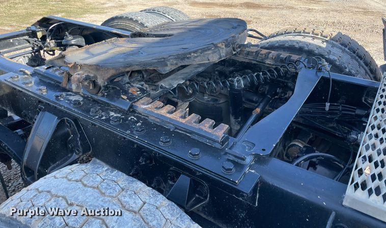 image for item LV9204 2013 Kenworth T800  semi truck