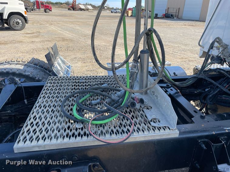 image for item LV9204 2013 Kenworth T800  semi truck