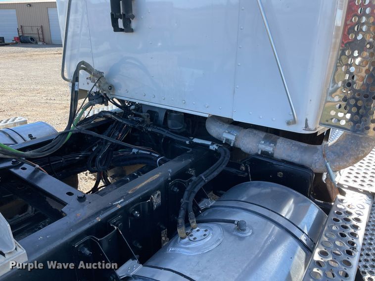 image for item LV9204 2013 Kenworth T800  semi truck