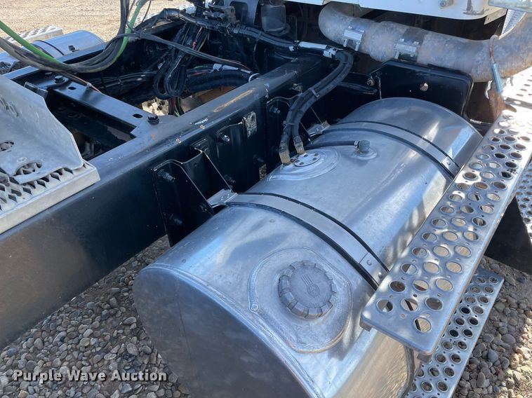 image for item LV9204 2013 Kenworth T800  semi truck