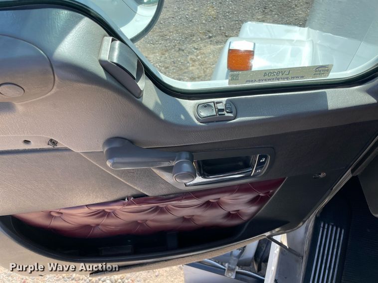 image for item LV9204 2013 Kenworth T800  semi truck