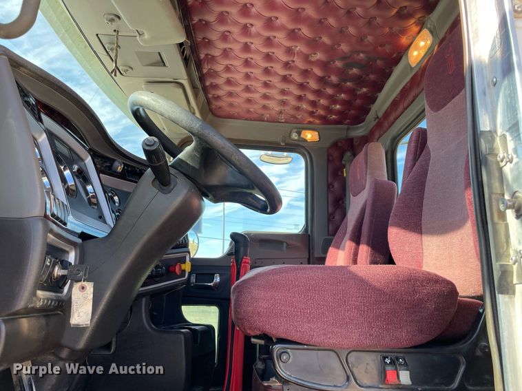 image for item LV9204 2013 Kenworth T800  semi truck