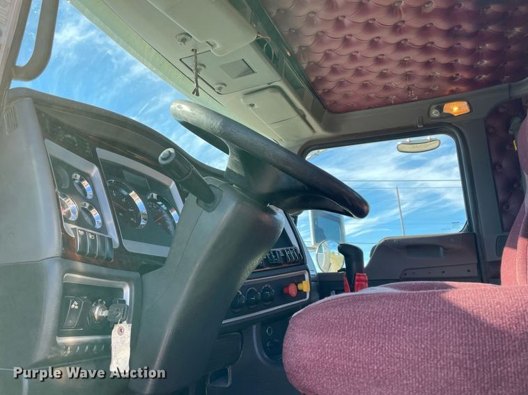 image for item LV9204 2013 Kenworth T800  semi truck