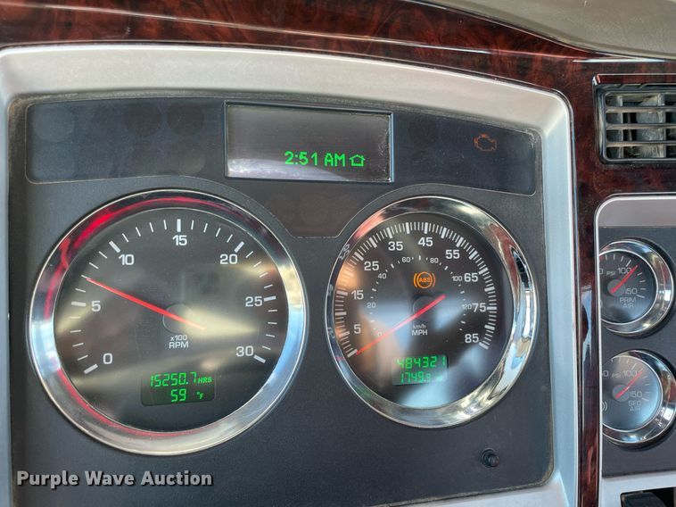 image for item LV9204 2013 Kenworth T800  semi truck