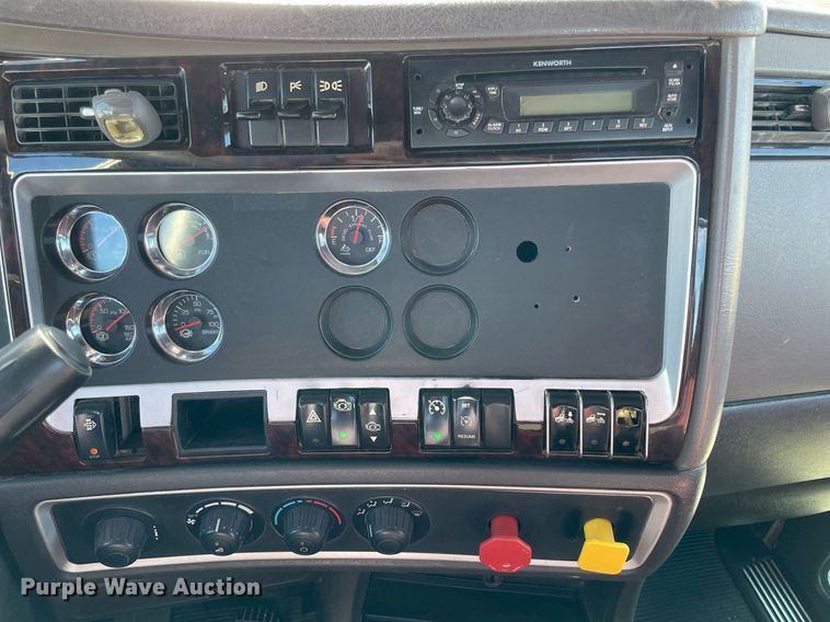 image for item LV9204 2013 Kenworth T800  semi truck